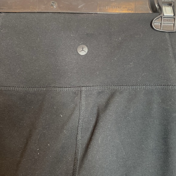 2 PAIR OF WOMENS DANSKIN BLACK LEGGINGS WITH POCKETS. MEDIUM. - Picture 3 of 8